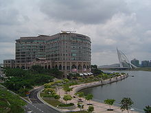 https://upload.wikimedia.org/wikipedia/commons/thumb/f/f6/Putrajaya2.JPG/220px-Putrajaya2.JPG